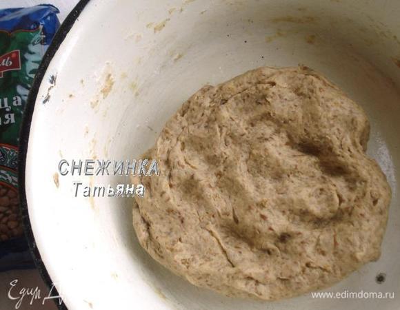 Соединяем дрожжевую воду с чечевичным пюре. Просеиваем в тесто муку и замешиваем тесто, в конце добавляем оливковое масло и снова вымешиваем. Тесто получается не сильно крутым, нежным. 