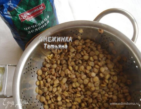 В то время, пока тесто для лепешек поднимается, отвариваем зеленую чечевицу ТМ «Националь» 30 минут, позже она будет «доходить» на сковороде.
