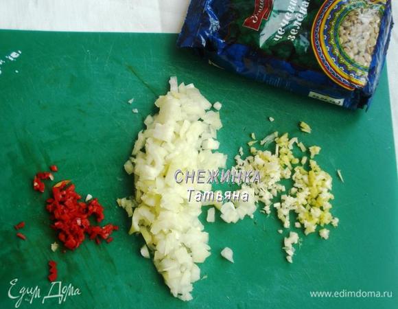 Подготовим репчатый лук, чеснок, свежий имбирь, острый перчик чили. Их надо очистить и мелко порезать.