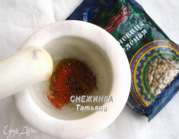 Готовим пряности. В ступке соединяем тмин, кориандр, куркуму, свежемолотый черный перец, корицу и молотую паприку. Растираем.