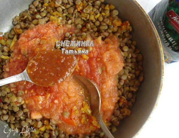 Свежие помидоры натираем на терке, чтобы получилось пюре. Можно воспользоваться томатами в собственном соку. На сковороду отправляем отварную чечевицу. Добавляем к ней томатное пюре и томатный соус (понадобится 2 ст. л., уточняю, потому что в ингредиентах не удалось указать столовые ложки). Перемешиваем. Томим на небольшом огне 5–7 минут.