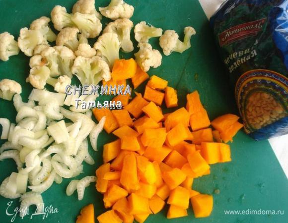 Готовим овощи. Нарезаем сельдерей, тыкву и на мелкие соцветия цветную капусту. 