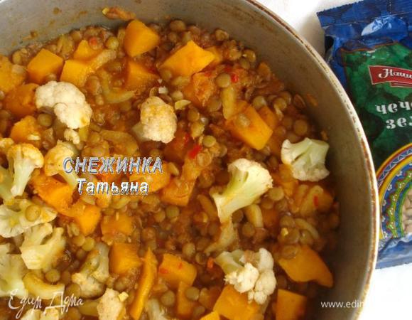 Кладем овощи в сковороду, держим около 5–7 минут. Солим блюдо, пробуем. Если вам кажется, что жидкости маловато, на этом этапе добавьте горячей воды.