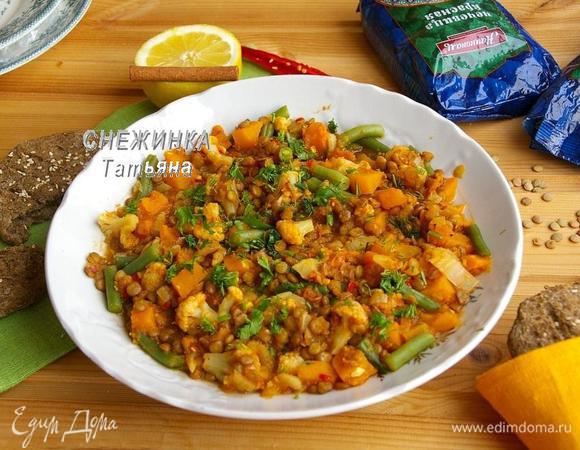 Карри выкладываем на блюдо. Присыпаем измельченной зеленью. Подаем сразу же.