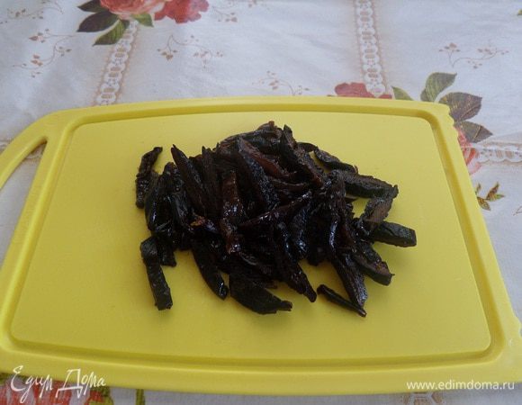 Чернослив промываем водой. (Если слишком сухой, то предварительно можно залить горячей водой и оставить на 10–15 минут). Нарезаем соломкой.