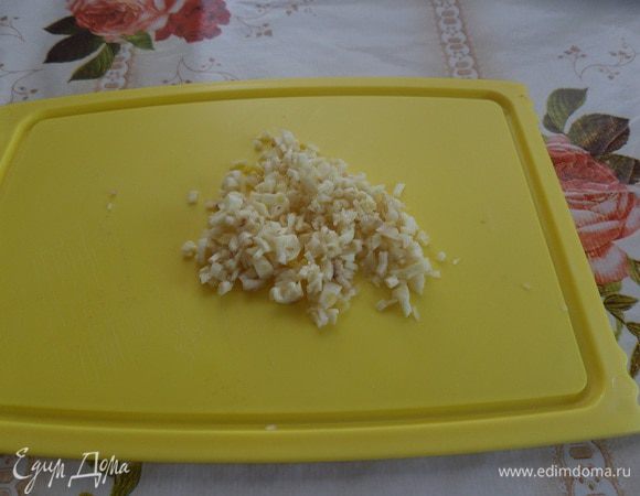 Мелко нарезаем чеснок.