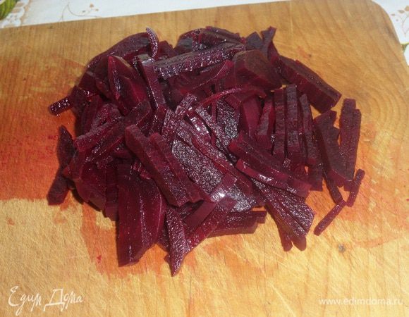Очищаем и нарезаем соломкой вареную свеклу.