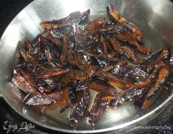 В небольшую сковороду наливаем растительное масло и выкладываем чернослив. Обжариваем 1–2 минуты, перемешивая лопаткой.