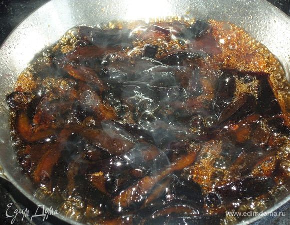 Добавляем в сковороду к черносливу соевый соус. Перемешиваем. Обжариваем 1–2 минуты. Остужаем. 