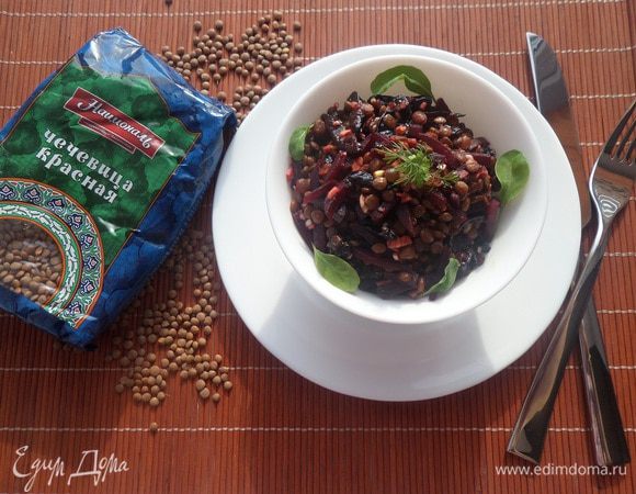 Подаем салат, добавив зелени.