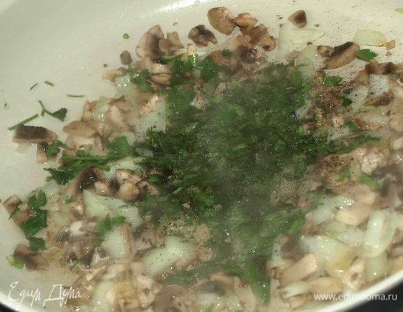 Первым делом готовим начинку. Лук, грибы, зелень нашинковать. Нагреть сковороду, налить в нее растительное масло и обжарить лук. Добавить к луку грибы. Обжарить все вместе, добавить зелень, соль, перец. 