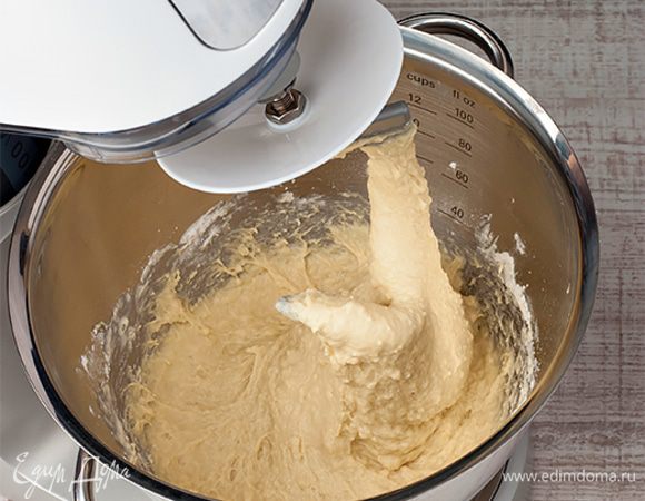 Возьмите магазинную пасту тальятелле или приготовьте натуральную, свежую домашнюю пасту с помощью кухонной машины KENWOOD. Для этого смешайте в чаше пшеничную муку, соль, 4 яйца и 1 желток. Замесите эластичное тесто, используя насадку крюк. 