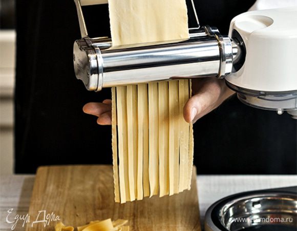 Затем быстро раскатайте тесто с помощью насадки для раскатки и нарежьте его, воспользовавшись насадкой для приготовления тальятелле. Приготовление домашней пасты займет всего 10–15 минут, а результат превзойдет все ваши ожидания.
