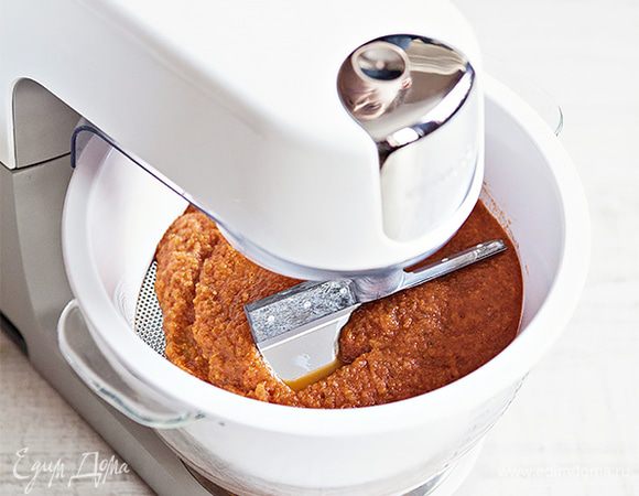 Добавьте в сковороду помидоры, посолите, поперчите и тушите на маленьком огне до готовности. Затем протрите томаты через сито или воспользуйтесь насадкой для просеивания и протирания, которая значительно сэкономит ваше время и легко протрет помидоры до однородного состояния за считанные минуты.