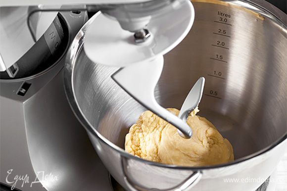 Возьмите магазинную пасту тальолини или приготовьте натуральные, свежие домашние тальолини с помощью кухонной машины KENWOOD. Для этого смешайте в чаше пшеничную муку, соль, 4 яйца и 1 желток. Замесите эластичное тесто, используя насадку крюк. Затем быстро раскатайте тесто с помощью насадки для раскатки и нарежьте его, воспользовавшись насадкой для приготовления тальолини. Приготовление домашней пасты займет всего 10–15 минут, а результат превзойдет все ваши ожидания.