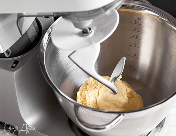 Возьмите магазинную пасту тальолини или приготовьте натуральные, свежие домашние тальолини с помощью кухонной машины KENWOOD. Для этого смешайте в чаше пшеничную муку, соль, 4 яйца и 1 желток. Замесите эластичное тесто, используя насадку крюк. Затем быстро раскатайте тесто с помощью насадки для раскатки и нарежьте его, воспользовавшись насадкой для приготовления тальолини. Приготовление домашней пасты займет всего 10–15 минут, а результат превзойдет все ваши ожидания.