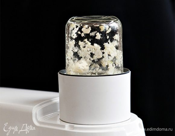 Чеснок почистите, раздавите плоской стороной ножа и мелко порубите. Или воспользуйтесь насадкой мультиизмельчитель, которая нарежет чеснок максимально мелко и быстро. Вы значительно сэкономите время, кроме того, кухонная машина KENWOOD защитит вас от неприятного запаха рук.