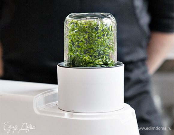 Приготовьте соус. Здесь вам снова может помочь насадка мультиизмельчитель: листья базилика, петрушки и кинзы выложите в чашу мультиизмельчителя, добавьте вяленые помидоры, натертый сыр, чеснок, влейте оливковое масло, посолите, поперчите, измельчите все до однородной массы. Затем добавьте горсть орехов и измельчите еще немного. Песто получится шелковистым и вкусным. К тому же часть соуса вы легко сможете хранить в холодильнике в специальных баночках, которыми укомплектована насадка. 