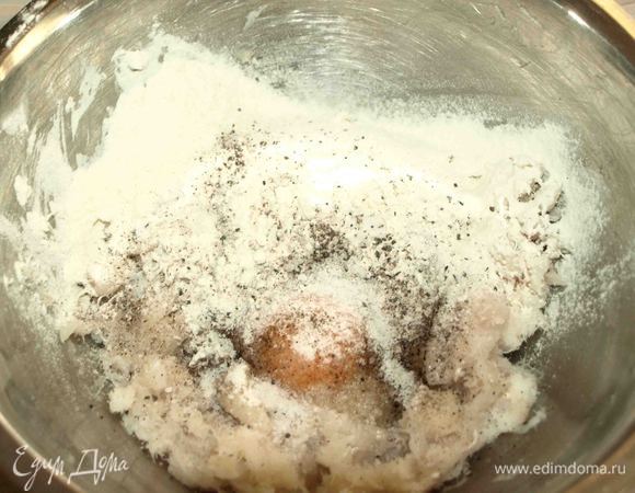 Филе трески ТМ «Магуро» измельчить в мясорубке или блендере. Добавить яйцо, соль, перец, муку.