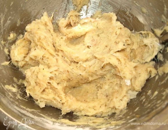 Перемешать ложкой. Фарш должен получиться немного вязкий.