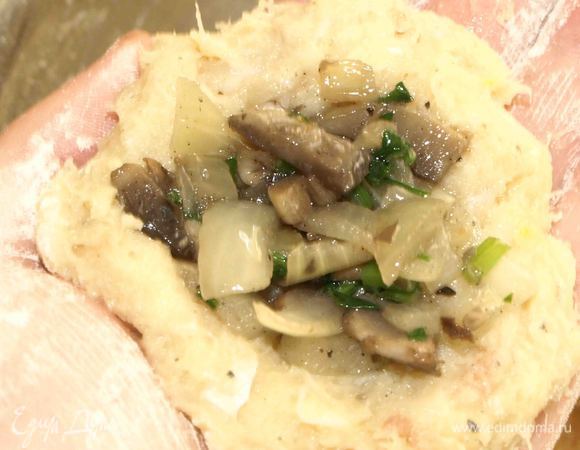 Руки смочить водой или растительным маслом, или припудрить мукой. Формируем из фарша лепешку. Добавляем начинку, защипываем.