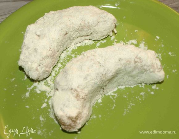 Формируем котлету-полумесяц (можно и просто котлеты), обваливаем в муке или панировочных сухарях, предварительно смочив яйцом.