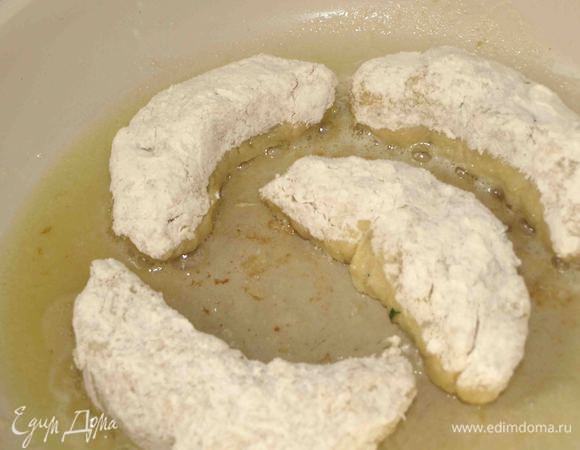 В разогретую сковороду добавляем сливочное и растительное масло. Отправляем тельное на сковороду и жарим с двух сторон до готовности. 