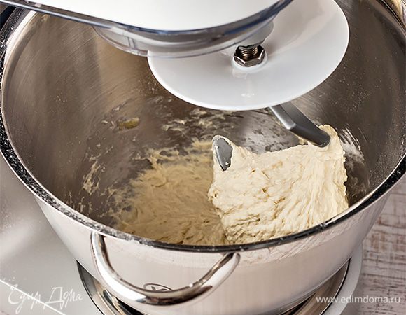 Приготовьте тесто для пиццы привычным для вас способом или воспользуйтесь кухонной машиной KENWOOD с насадкой крюк для вымешивания теста. С ее помощью вы значительно сэкономите время и сможете параллельно приготовить начинку. Для приготовления опары влейте в чашу кухонной машины 75 мл теплой воды и растворите в ней дрожжи. Добавьте ржаную муку и оставьте тесто для вымешивания. Прямо в чаше поставьте тесто на 30 минут в теплое место.