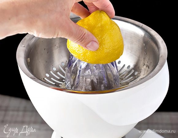 Легко и быстро выжать сок из лимона можно с помощью пресса для цитрусовых.