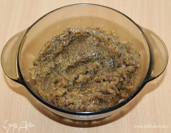 Лишнюю воду слить, измельчить изюм при помощи блендера.