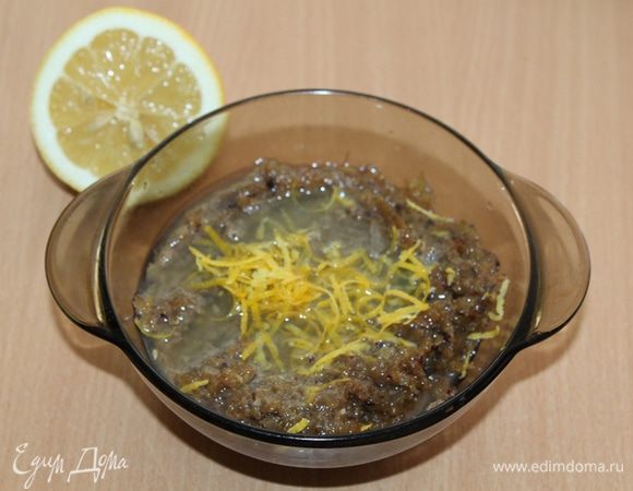 Выжать сок половины лимона, добавить цедру.