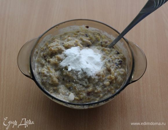 В конце добавить соду и снова перемешать.