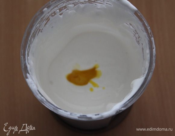 Белки взбить до жестких пиков, добавить сахар и снова взбить. Ввести по одному желтки, взбивая после каждого