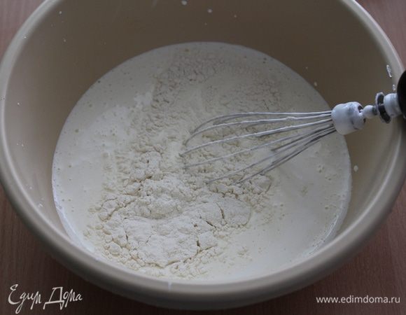 В яичную массу небольшими порциями ввести муку, перемешивая венчиком.