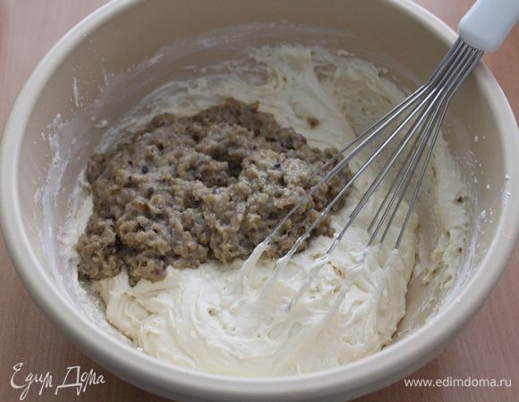 Добавить изюмную пасту, аккуратно перемешать.