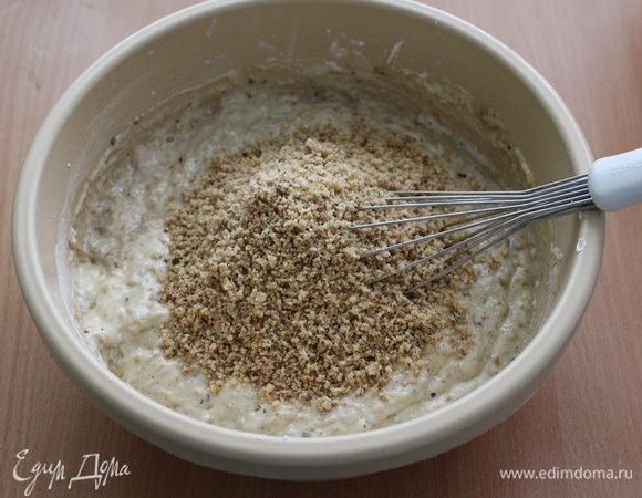 Добавить измельченные грецкие орехи.