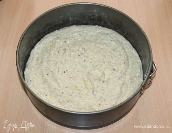 В форме на 20 см испечь три коржа, при 190°С, 15-20 минут (на дно формы выложить пергамент)