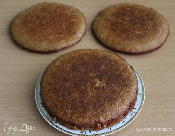 Коржи пропитать сладким чаем или абрикосовым сиропом.