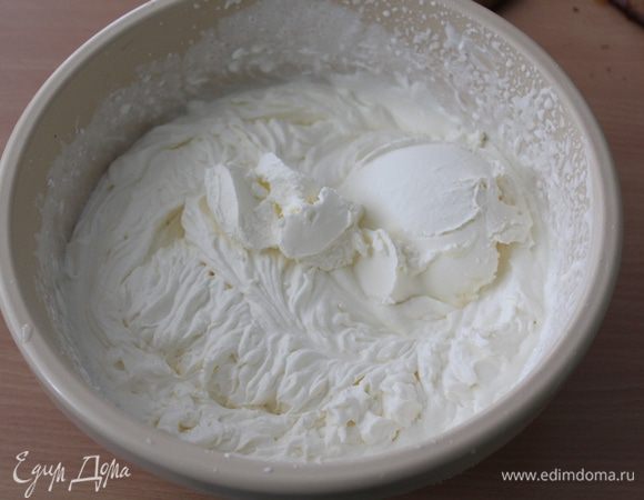 Сливки взбить с сахаром, добавить творожный сыр, еще раз взбить.