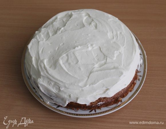 Обильно смазать коржи кремом.