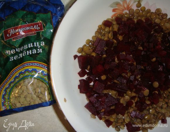 Свеклу почистить, нарезать мелкими кубиками и добавить к чечевице.
