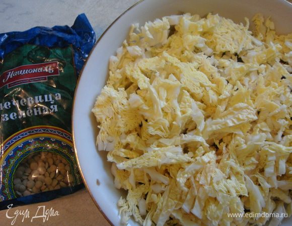 Нарезать пекинскую капусту и выложить в салатник.