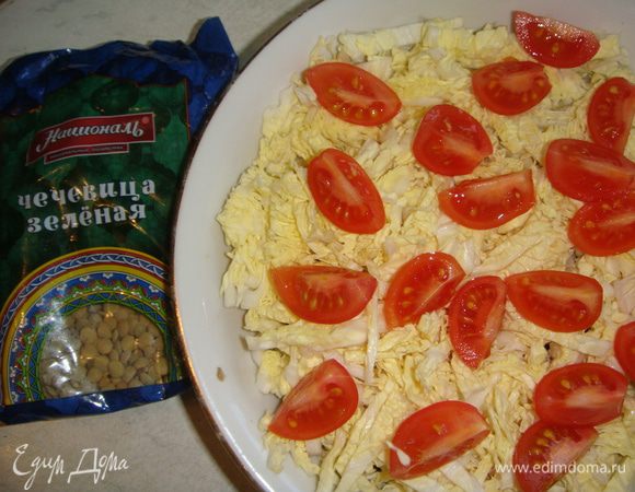 Помидорки помыть и разрезать на четыре части.