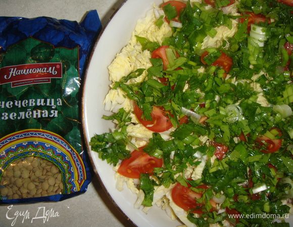 Петрушку и зеленый лук помыть, обсушить бумажным полотенцем и мелко нарезать.