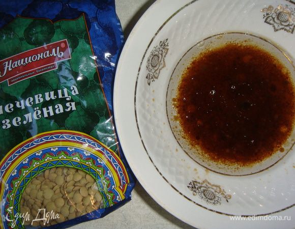 Приготовим заправку. Оливковое масло смешать с соевым соусом. Из лимона выжать 1 столовую ложку сока.