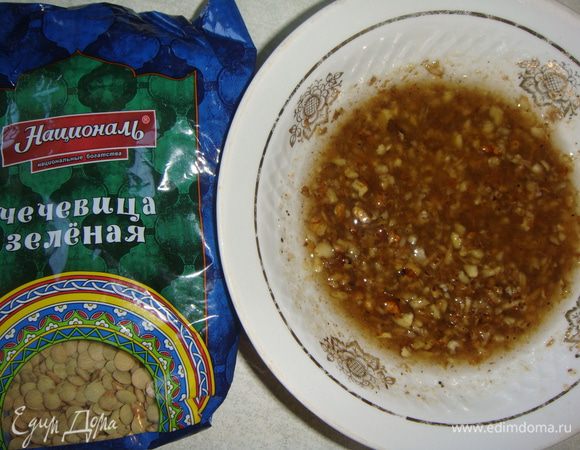 Добавить мелко нарезанный чеснок и порубленные ножом грецкие орешки. Цедру лимона натереть. Посолить и поперчить. Все перемешать.