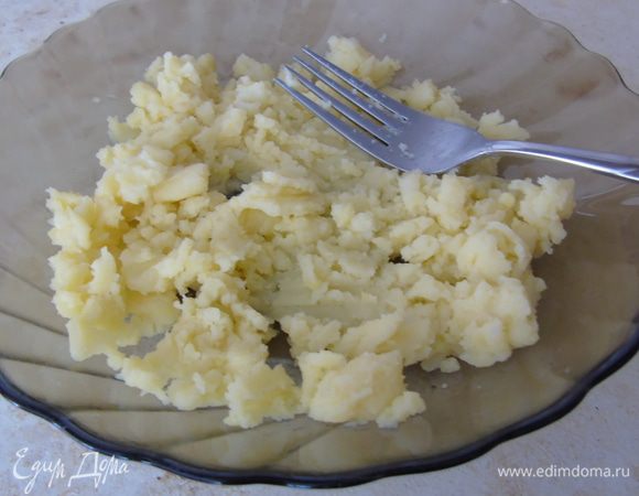 Картофель хорошо разомните вилкой в пюре.