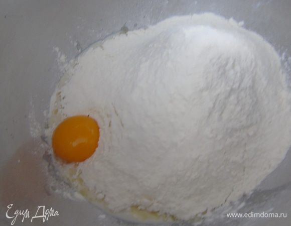 Добавим яйцо, картофельное пюре и, добавляя частями муку, замесим тесто.