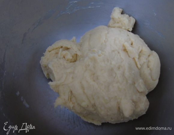 Муки может уйти меньше, у меня каждый раз уходит по-разному — от 500 до 700 г, зависит, наверное, от влажности и качества муки. Накрываем полотенцем и оставляем подходить. Это примерно 1 час.