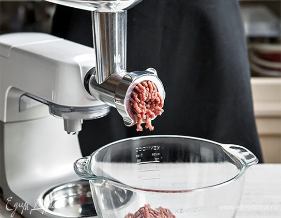 Куриное мясо и лук тщательно нарубите ножом до состояния фарша. Или воспользуйтесь специальной насадкой мясорубка для кухонной машины KENWOOD. В то время как машина с легкость измельчит мясо и лук, вы сможете заняться приготовлением гарнира.